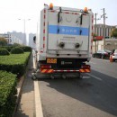 两台重型道路污染清除车亮相郑州，路面像新铺的
